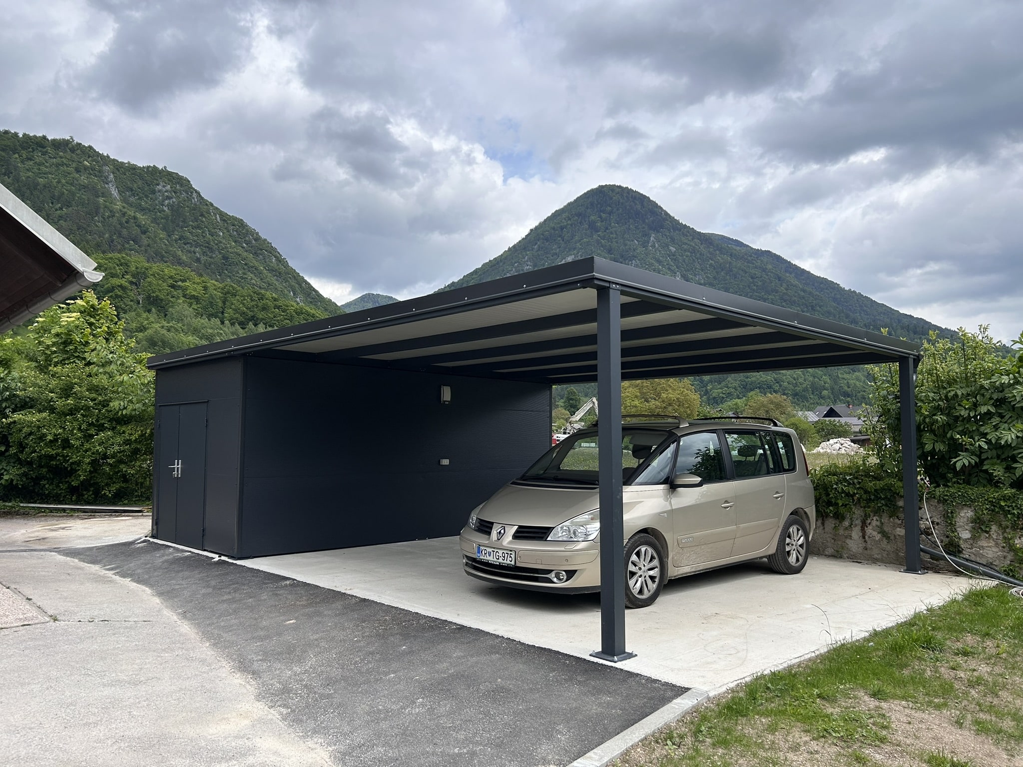 Kovinski nadstreški s kolesarnico ali garažo (2)-min